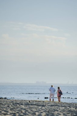 İnsanlar okyanusa Sahilde yürürken, insanlar.