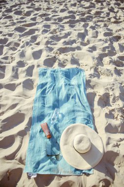 şapka ve havlu ile plaj arka plan