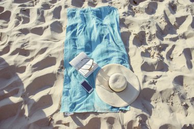 şapka ve havlu ile plaj arka plan