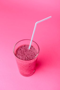 Taze böğürtlenli yabanmersini püresi.