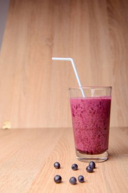 Taze böğürtlenli yabanmersini püresi.