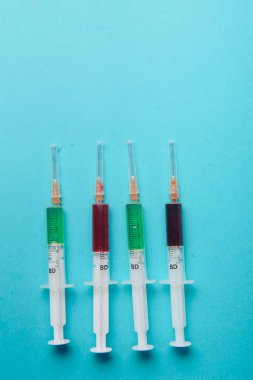 mavi zemin üzerine şırınga.