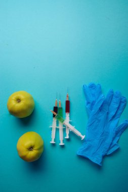 Yiyecek ya da genetik olarak değiştirilmiş meyve kavramı kimyasal katkı.