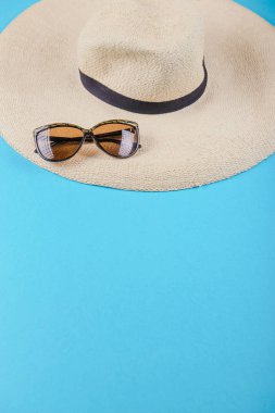 hasır şapka ve güneş gözlüğü