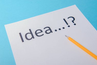 Beyaz kağıt üzerinde fikir kelime