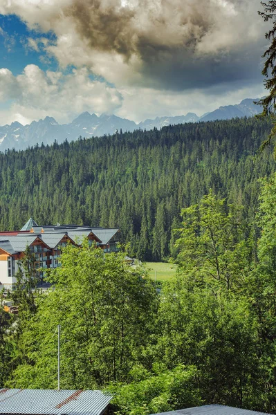 산 스타일과 산악 풍경 게스트 하우스. — 스톡 사진