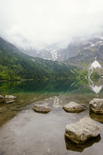 Jezioro górskie latem — Zdjęcie stockowe