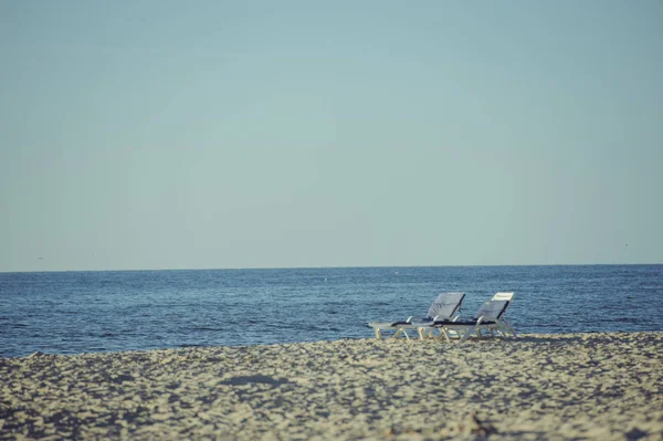 在海滩上沙滩躺椅 — 图库照片