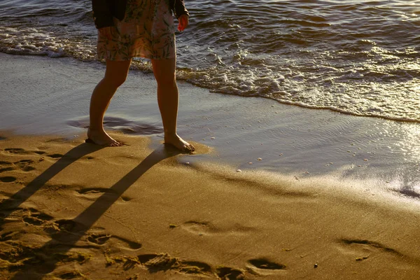 Fötter närbild på stranden på solsäng njuta solen på solig sommardag. — Stockfoto
