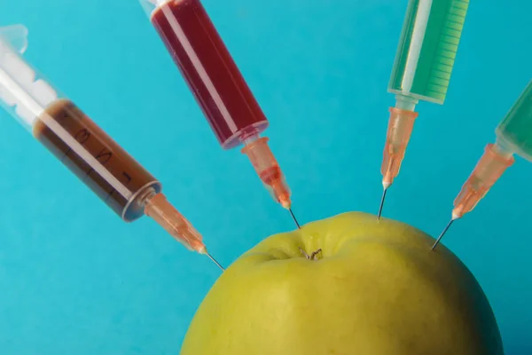 Kemiska tillsatser i mat eller genetiskt modifierade frukt koncept. — Stockfoto