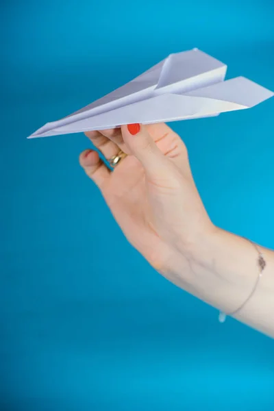 Kağıt Uçak, mavi arka plan — Stok fotoğraf