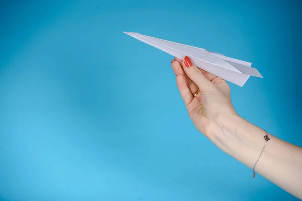 Paper plane, blue background — Stock Photo, Image