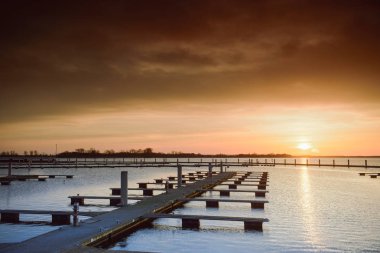 Yat Limanı üzerinden turuncu günbatımı