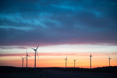 Gün batımında Windturbines