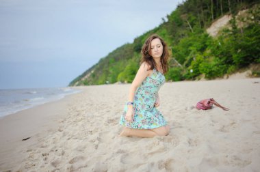 Kumsalda genç bir kadın