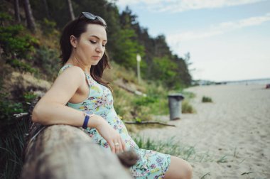 Kumsalda genç bir kadın