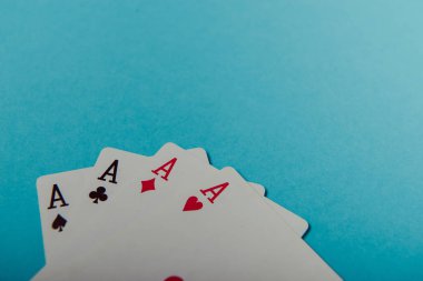 Kazanan bir poker el dört as oyun kağıdı