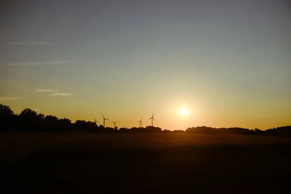 日落时的风力涡轮机 — 图库照片