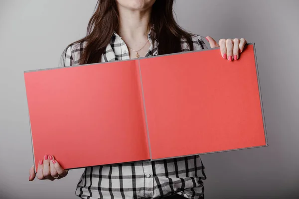 Mulher de negócios segurando um livro — Fotografia de Stock