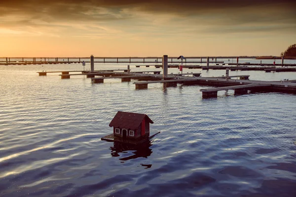 Porto de iate sobre pôr-do-sol laranja — Fotografia de Stock