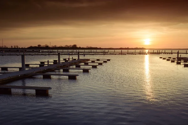 Porto de iate sobre pôr-do-sol laranja — Fotografia de Stock