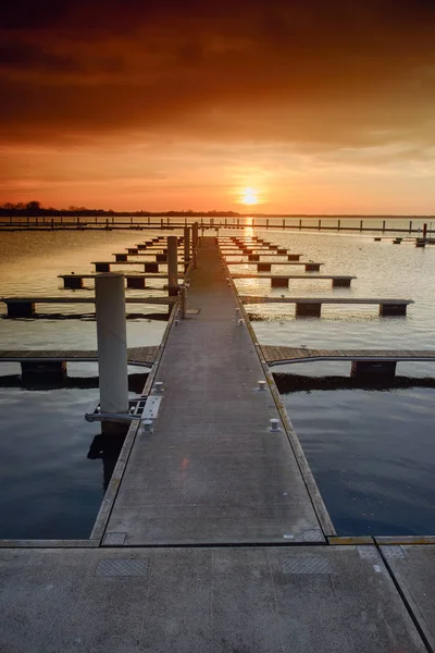 Yachthafen bei orangefarbenem Sonnenuntergang — Stockfoto