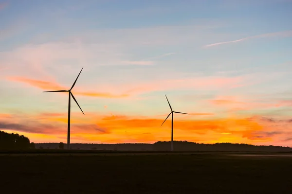 Силуэт ветровой турбины на закате — стоковое фото