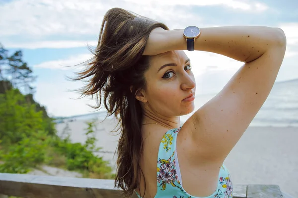 Menina sentada nas escadas de madeira no parque e sorrindo — Fotografia de Stock