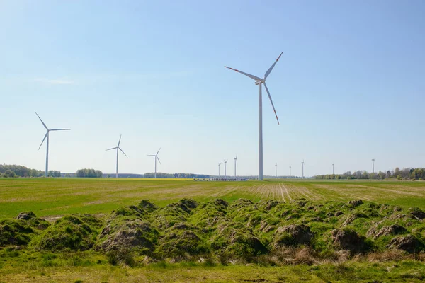 Heldere blauwe hemel bewegend en windturbine — Stockfoto