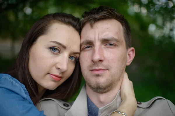 Casal tomando uma selfie em um dia de verão — Fotografia de Stock