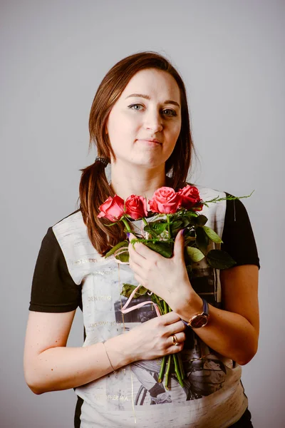 Ritratto di giovane ragazza affascinante con un mazzo di rose — Foto Stock