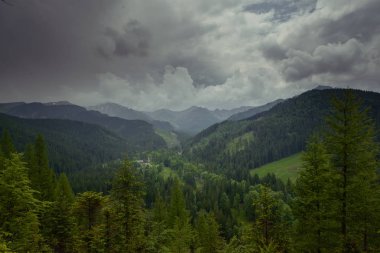 Yazın dağ manzarası