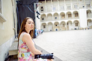 Cracow, Wawel eski kale gezi sırasında güzel kız.