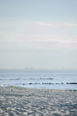 Günbatımı üzerinde Baltık Denizi'ndeki dalgakıranlar
