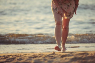 Ayak closeup kumsalda güneş güneşli yaz günü zevk şezlong üzerinde.