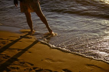 Ayak closeup kumsalda güneş güneşli yaz günü zevk şezlong üzerinde.