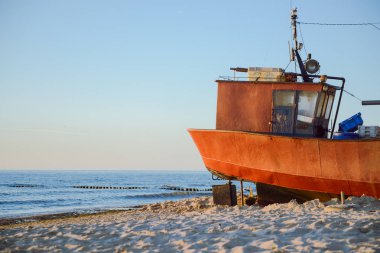 gündoğumu zaman balıkçı tekneleri sahilde