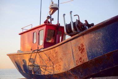 gündoğumu zaman balıkçı tekneleri sahilde
