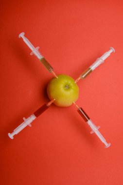 Yiyecek ya da genetik olarak değiştirilmiş meyve kavramı kimyasal katkı.