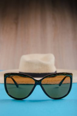 hasır şapka ve güneş gözlüğü