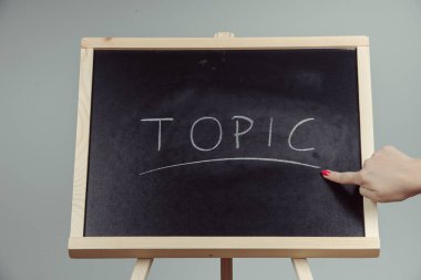 Beyaz tebeşir siyah bir kara tahta yazılı konu