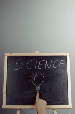 Bilim yazma, kimya öğeleri koyu kara tahta el ile çizim bir öğretmen