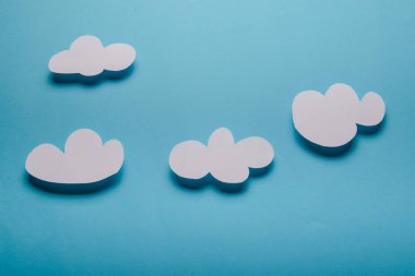 Kağıt Uçak, mavi arka plan