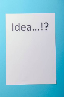 Beyaz kağıt üzerinde fikir kelime