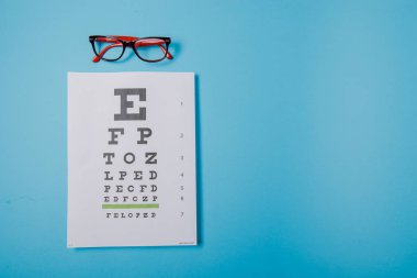 snellen test grafik üzerinde yalan gözlük