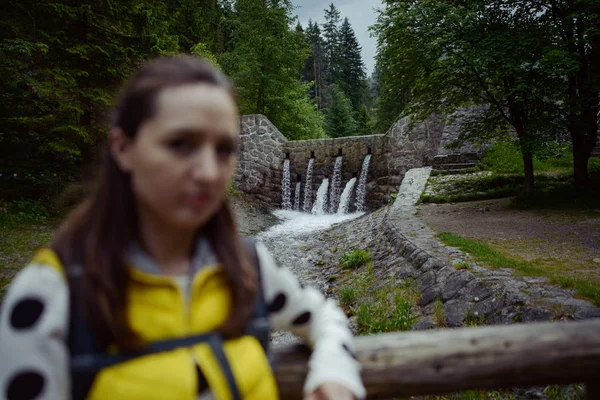 Žena pěšky přes dřevěný most — Stock fotografie