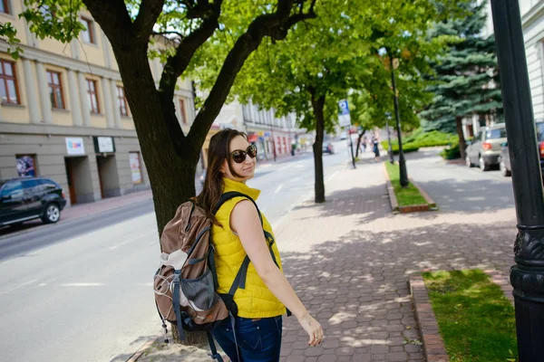 Brunette meisje toeristische wandeling in de stad — Stockfoto