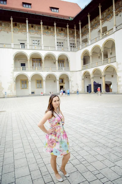 美丽的女孩，在观光旧城堡在克拉科夫，瓦维尔. — 图库照片