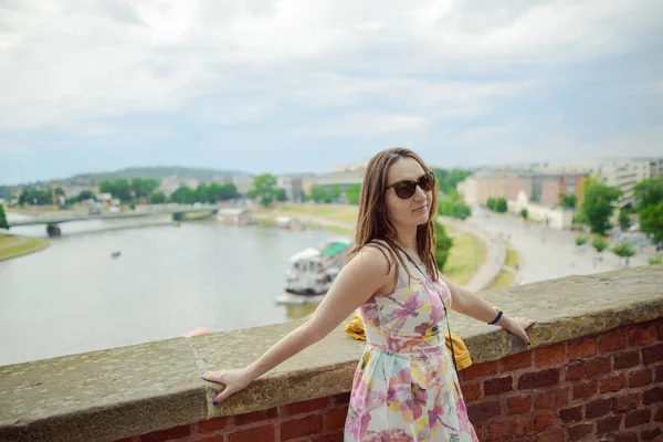 Ein stilvolles Mädchen mit Blick auf den Fluss — Stockfoto