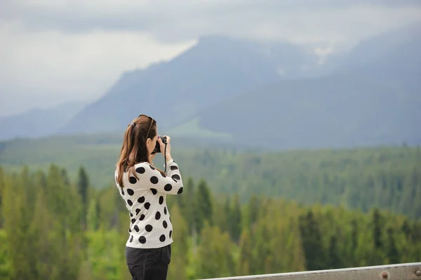 Žena fotograf fotí v horských — Stock fotografie